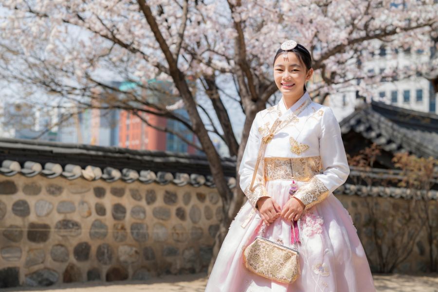 zuid korea seoul vrouw in hanbok klederdracht