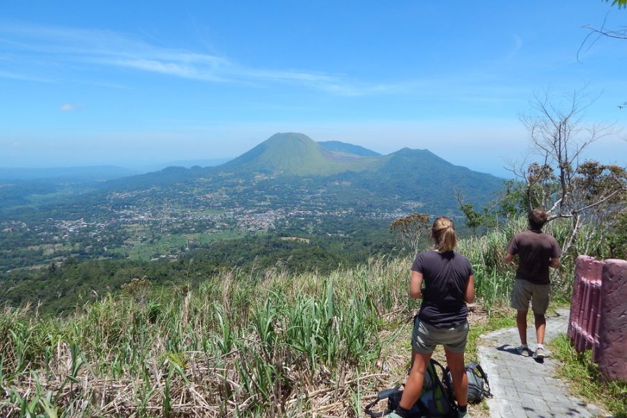 indonesie sulawesi tomohon gunung mahawu vulkaan toeristen uitzicht tomohon