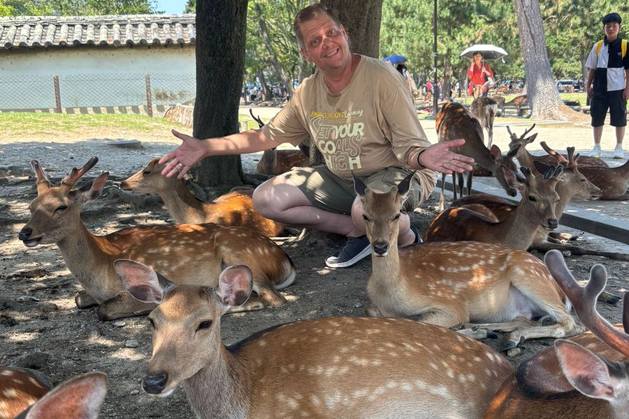 Collega Jeroen in Nara bij de heilige herten
