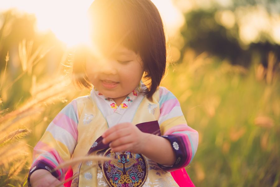 Meisje in traditionele feestelijke hanbok kleding