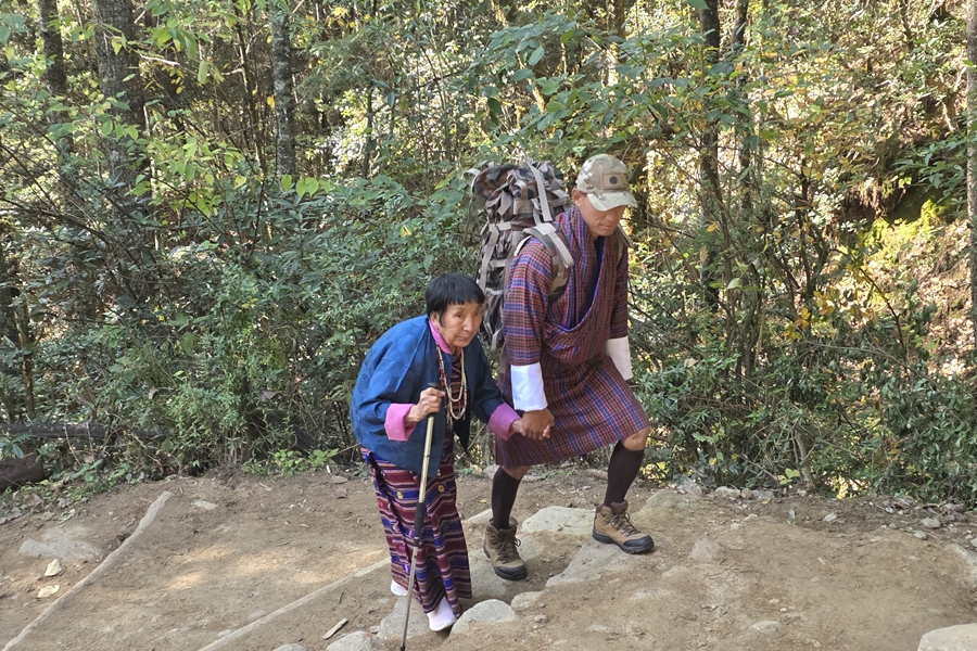 Oude dame wandelt omhoog naar Tiger's Nest