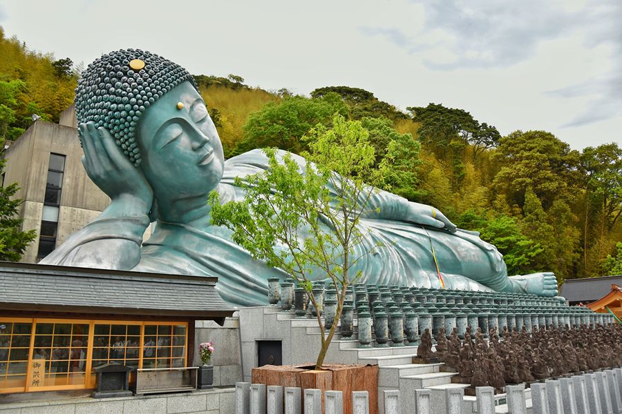Bronzen boeddhabeeld in de Nanzo in tempel in Sasaguri