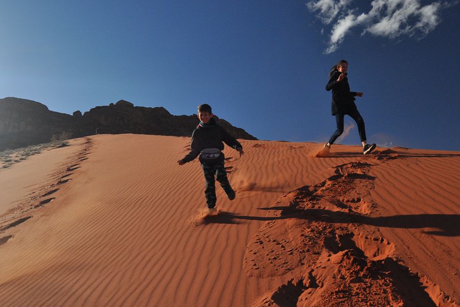 Spelende kinderen in Wadi Rum