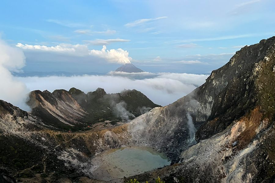 Sibayak, Sumatra. Mount Sinabung in de achtegrond. Foto van Alexandra Hol