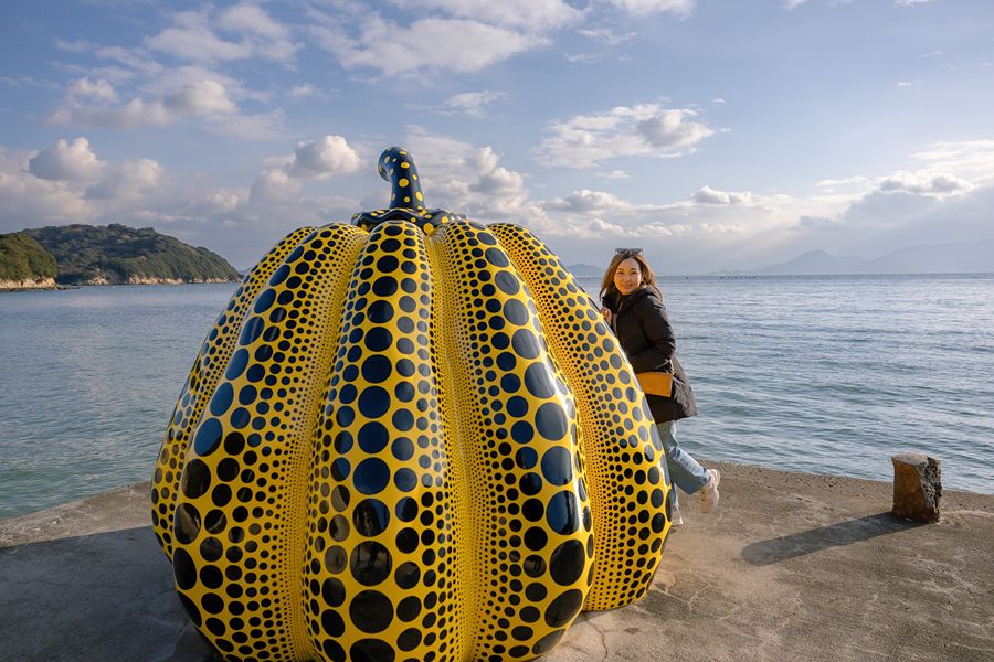Pompoen van Yayoi Kusuma op Naoshima Eiland in Japan