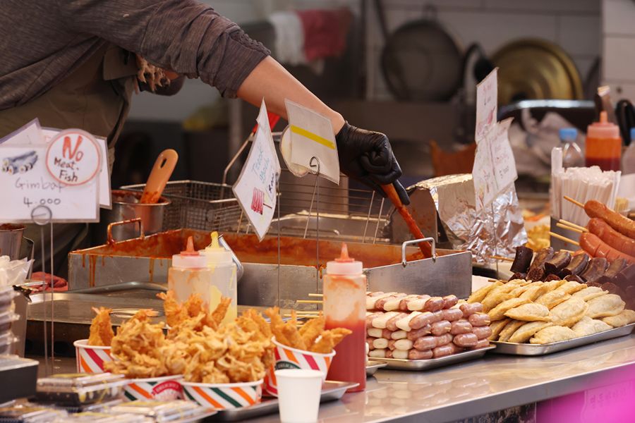 Streetfood op de Myeongdong Night Market in Seoul