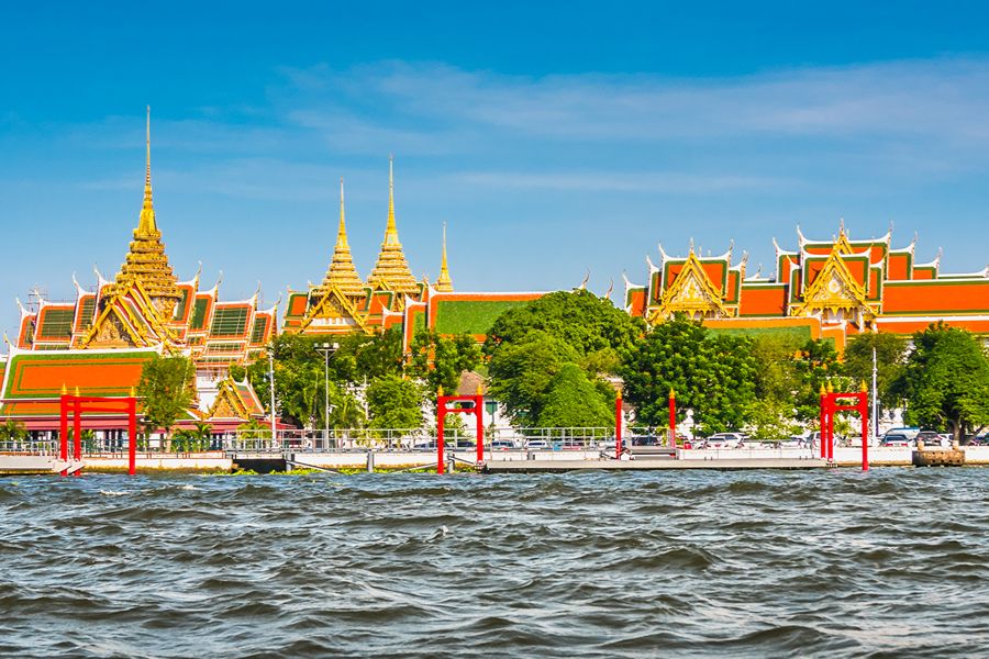 Het Grand Palace vanaf de Chao Phraya-rivier
